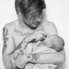 Louis Tomlinson pose avec son fils Freddie Reign. Photo publiée sur Instagram, le 20 février 2016.