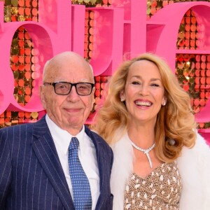 Rupert Murdoch et sa femme Jerry Hall assistent à l'avant-première mondiale du film "Absolutely Fabulous: The Movie" à Londres, le 29 juin 2016.
