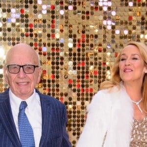 Rupert Murdoch et sa femme Jerry Hall assistent à l'avant-première mondiale du film "Absolutely Fabulous: The Movie" à Londres, le 29 juin 2016.