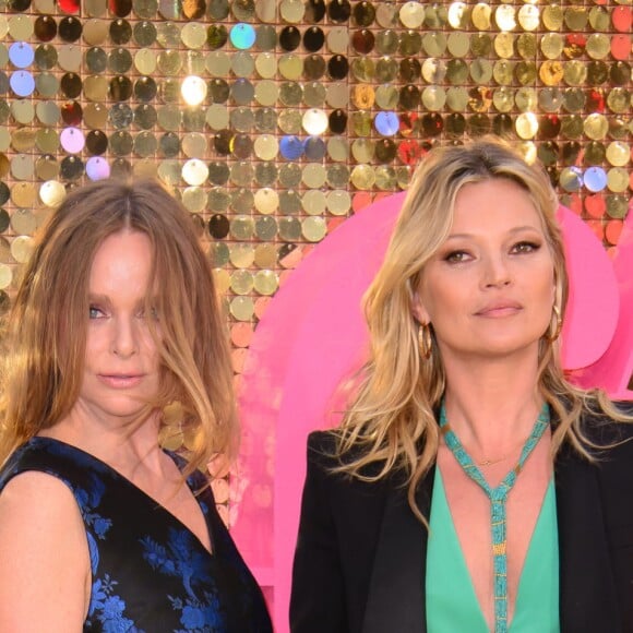 Stella McCartney et Kate Moss assistent à l'avant-première mondiale du film "Absolutely Fabulous: The Movie" à Londres, le 29 juin 2016.