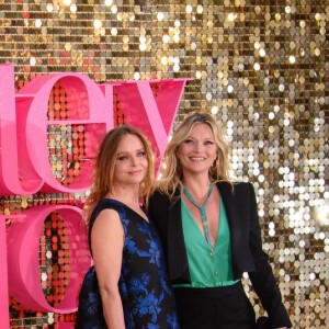 Stella McCartney et Kate Moss assistent à l'avant-première mondiale du film "Absolutely Fabulous: The Movie" à Londres, le 29 juin 2016.