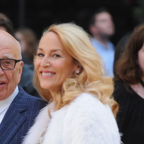 Rupert Murdoch et sa femme Jerry Hall assistent à l'avant-première mondiale du film "Absolutely Fabulous: The Movie" à Londres, le 29 juin 2016.