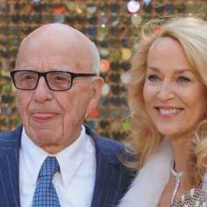 Rupert Murdoch et sa femme Jerry Hall assistent à l'avant-première mondiale du film "Absolutely Fabulous: The Movie" à Londres, le 29 juin 2016.