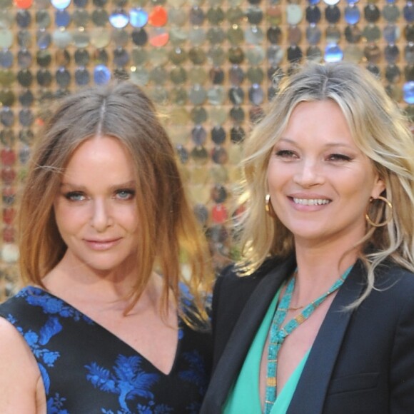 Stella McCartney et Kate Moss assistent à l'avant-première mondiale du film "Absolutely Fabulous: The Movie" à Londres, le 29 juin 2016.