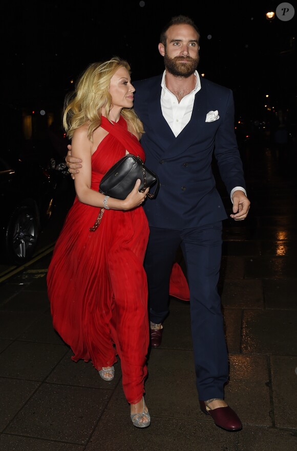Kylie Minogue et son compagnon Joshua Sasse se rendent au Wolseley à Londres, le 30 juin 2016.
