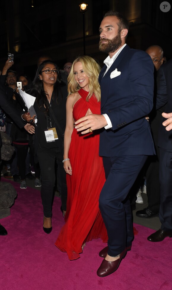 Kylie Minogue et son compagnon Joshua Sasse arrive au Liberty pour l'after party de l'avant-première du film Absolutely Fabulous. Londres, le 29 juin 2016.