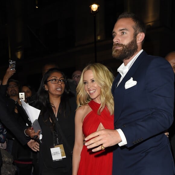 Kylie Minogue et son compagnon Joshua Sasse arrive au Liberty pour l'after party de l'avant-première du film Absolutely Fabulous. Londres, le 29 juin 2016.