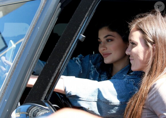 Kylie Jenner s'est arrêtée au restaurant japonais Kabuki avec une amie à Woodland Hills. La starlette de télé-réalité en a profité pour signer des autographes et poser avec ses fans. Le 23 juin 2016