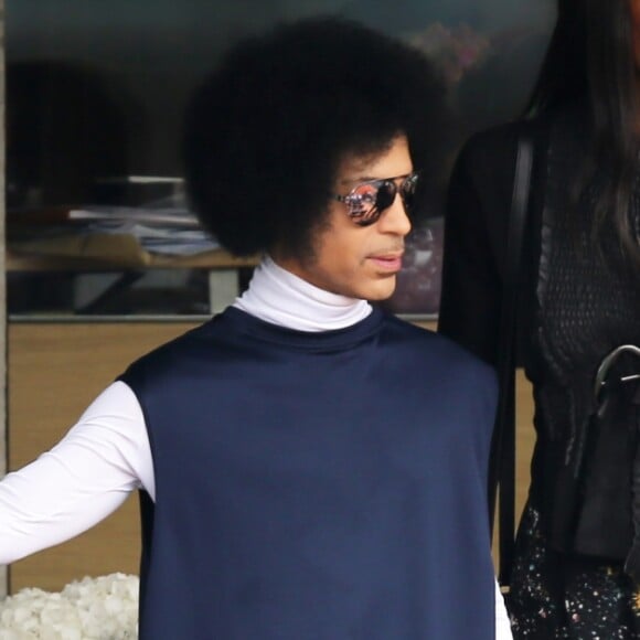 Le chanteur Prince et Damaris Lewis assistent au match entre Rafael Nadal et Dusan Lajovic lors des Internationaux de France de tennis de Roland Garros à Paris, le 2 juin 2014.