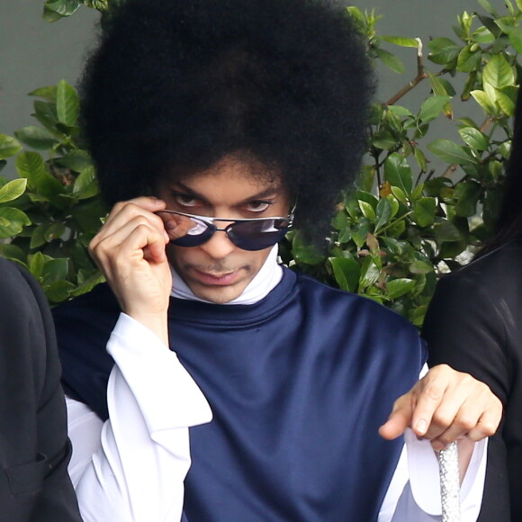 Le chanteur Prince assiste au match entre Rafael Nadal et Dusan Lajovic lors des Internationaux de France de tennis de Roland Garros à Paris, le 2 juin 2014.