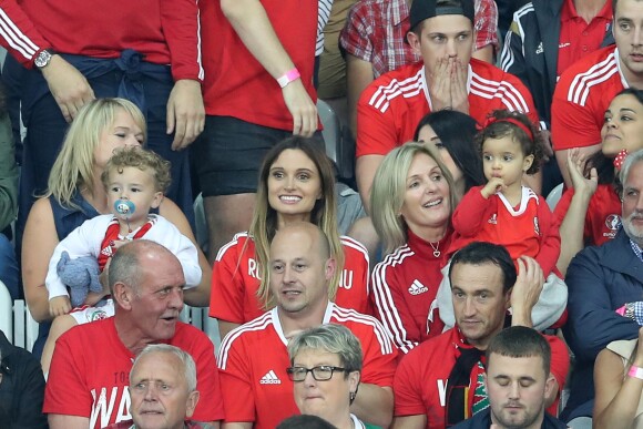 La famille du joueur Gallois Hal Robson-Kanu - Match de quarts de finale de l'Euro, Belgique-Pays de Galles, à Lille le 1er juillet 2016.