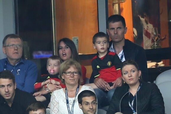 Natacha Van Honecker avec leurs enfants Yanis et Leo, son père Thierry Hazard, son frère Kylian Hazard - La famille du joueur Belge Eden Hazard - Match de quarts de finale de l'Euro, Belgique-Pays de Galles, à Lille le 1er juillet 2016. 