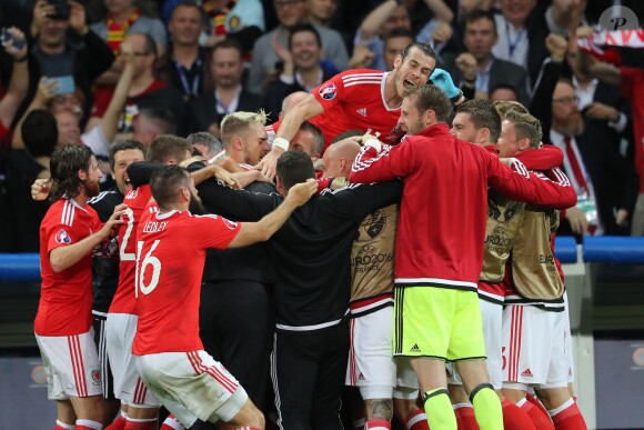Les joueurs Gallois fêtent leur qualification en demi-finale - Match de quarts de finale de l'Euro, Belgique-Pays de Galles, à Lille le 1er juillet 2016. 
