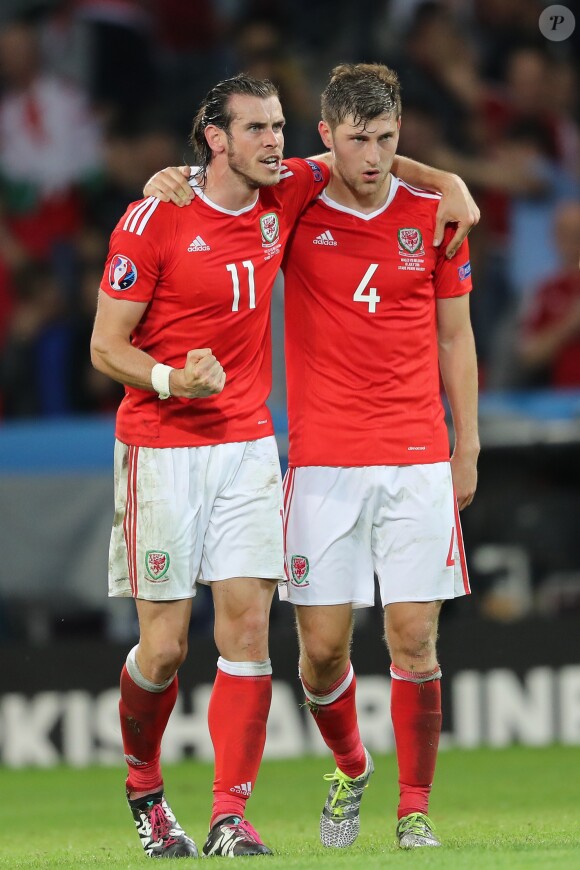 Le joueur Gallois Gareth Bale (11) et Ben Davies - Match de quarts de finale de l'Euro, Belgique-Pays de Galles, à Lille le 1er juillet 2016. 
