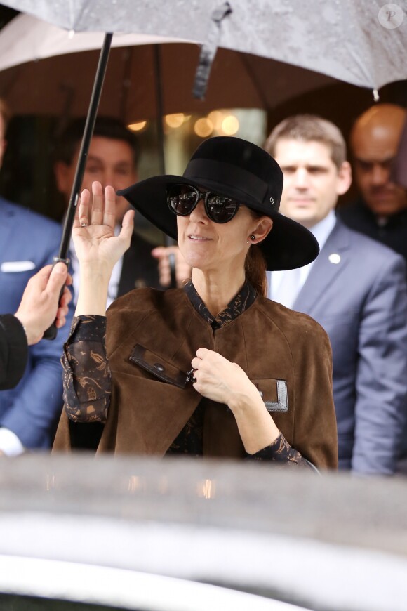 Exclusif - Céline Dion salue ses fans en quittant son hôtel parisien le 20 juin 2016.