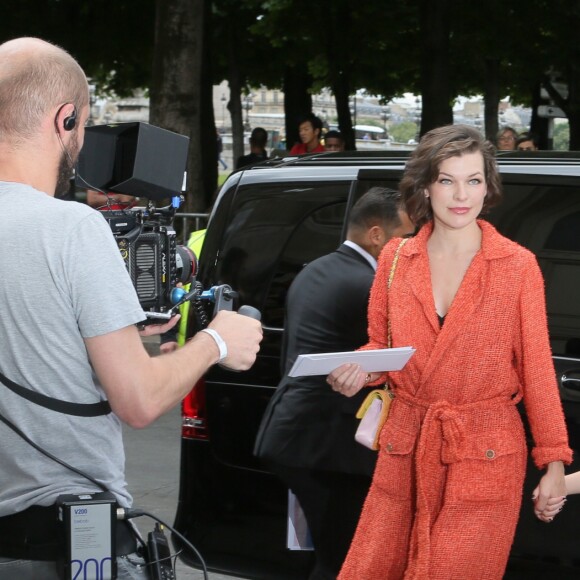 Milla Jovovich et sa fille Ever - Défilé Chanel (collection haute couture automne-hiver 2016-2017) au Grand Palais. Paris, le 5 juillet 2016. © CVS-Veeren / Bestimage