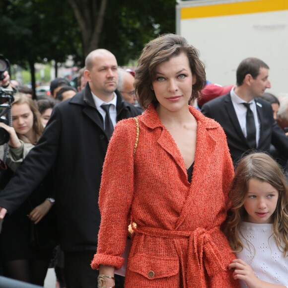 Milla Jovovich et sa fille Ever - Défilé Chanel (collection haute couture automne-hiver 2016-2017) au Grand Palais. Paris, le 5 juillet 2016. © CVS-Veeren / Bestimage