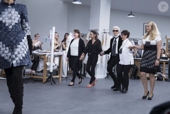 Karl Lagerfeld et les couturières de l'atelier Chanel - Défilé Chanel (collection haute couture automne-hiver 2016-2017) au Grand Palais. Paris, le 5 juillet 2016. © Olivier Borde / Bestimage