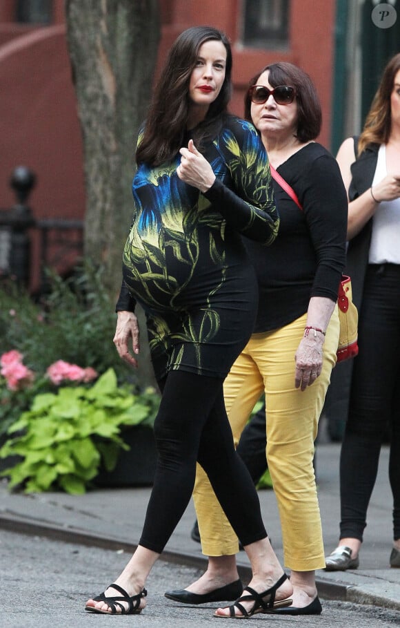 Exclusif - Liv Tyler, enceinte avec, son père Steven Tyler et ses enfants Milo Langdon et Sailor Gardner, se promènent à New York le 23 juin 2016.