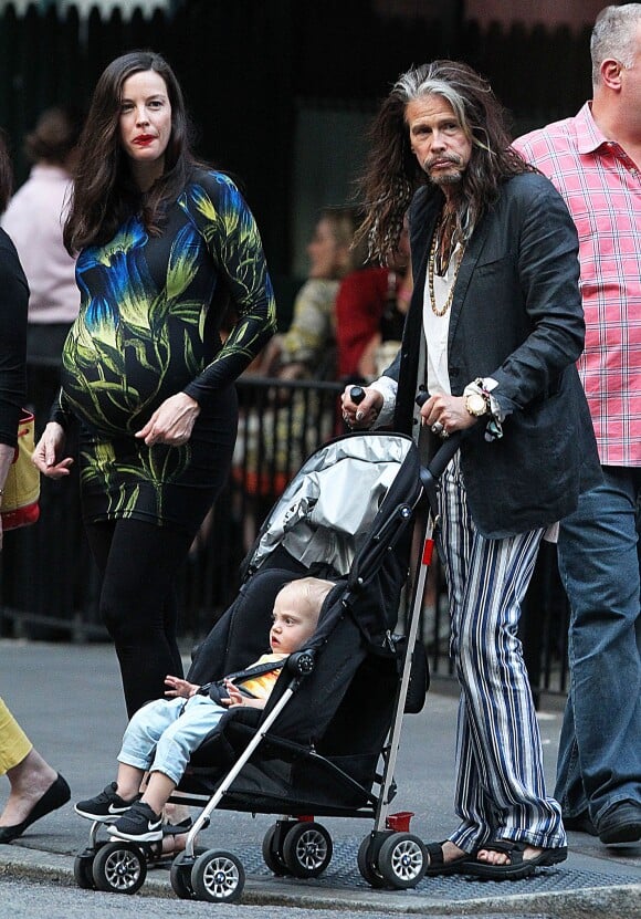 Exclusif - Liv Tyler, enceinte avec, son père Steven Tyler et ses enfants Milo Langdon et Sailor Gardner, se promènent à New York le 23 juin 2016.
