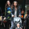 Exclusif - Liv Tyler, enceinte, avec son père Steven Tyler et ses enfants Milo Langdon et Sailor Gardner, se promènent à New York le 23 juin 2016.