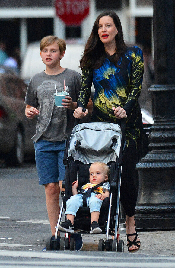 Exclusif - Liv Tyler, enceinte, avec ses enfants Milo Langdon et Sailor Gardner, se promènent à New York le 23 juin 2016.