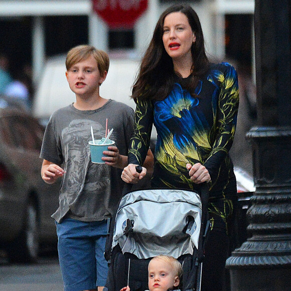 Exclusif - Liv Tyler, enceinte, avec ses enfants Milo Langdon et Sailor Gardner, se promènent à New York le 23 juin 2016.