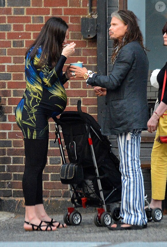 Exclusif - Liv Tyler, enceinte avec, son père Steven Tyler et ses enfants Milo Langdon et Sailor Gardner, se promènent à New York le 23 juin 2016.