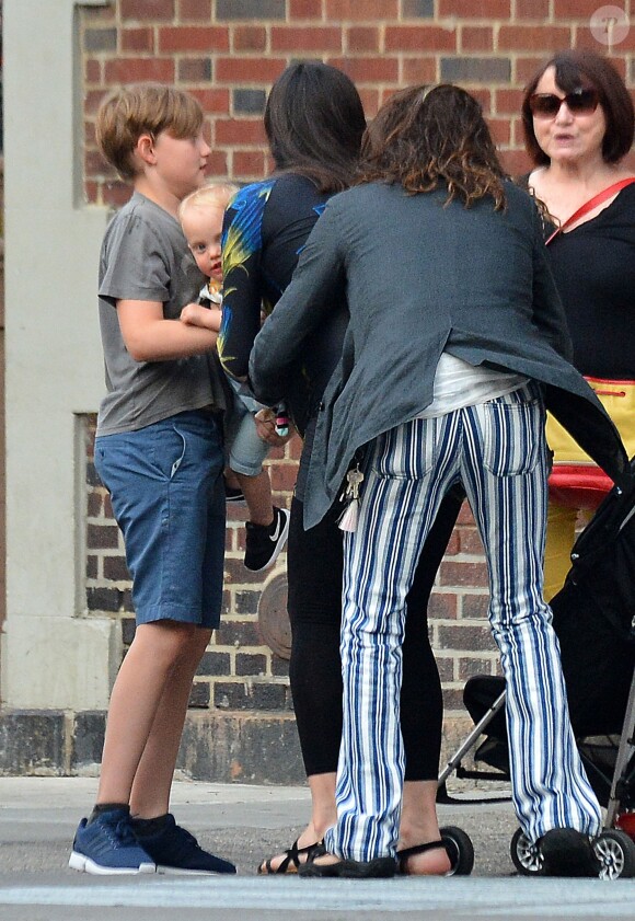 Exclusif - Liv Tyler, enceinte avec, son père Steven Tyler et ses enfants Milo Langdon et Sailor Gardner, se promènent à New York le 23 juin 2016.