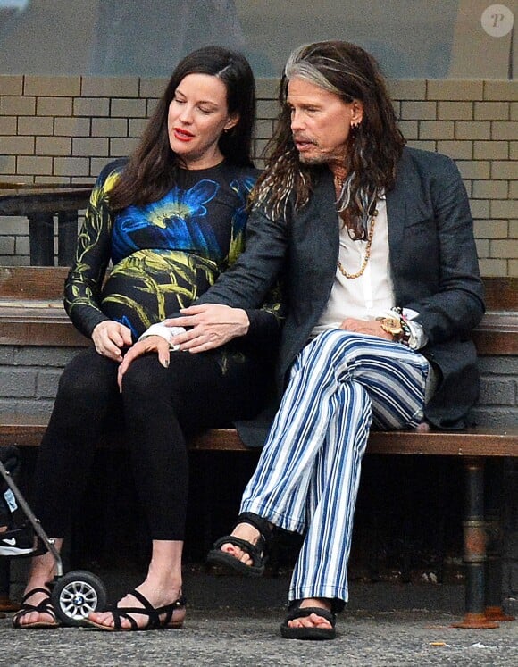 Exclusif - Liv Tyler, enceinte avec, son père Steven Tyler et ses enfants Milo Langdon et Sailor Gardner, se promènent à New York le 23 juin 2016.