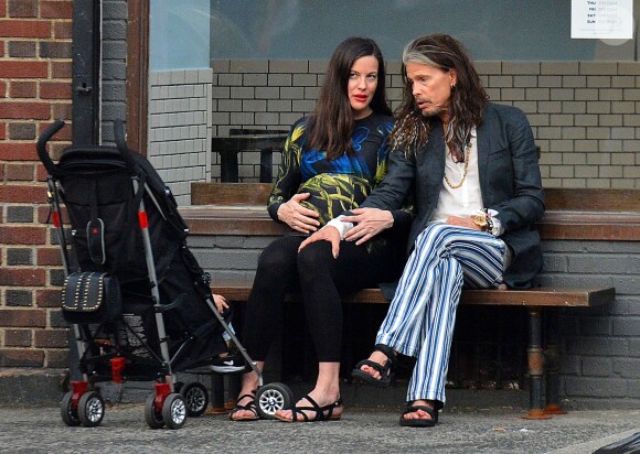 Exclusif - Liv Tyler, enceinte avec, son père Steven Tyler et ses enfants Milo Langdon et Sailor Gardner, se promènent à New York le 23 juin 2016.