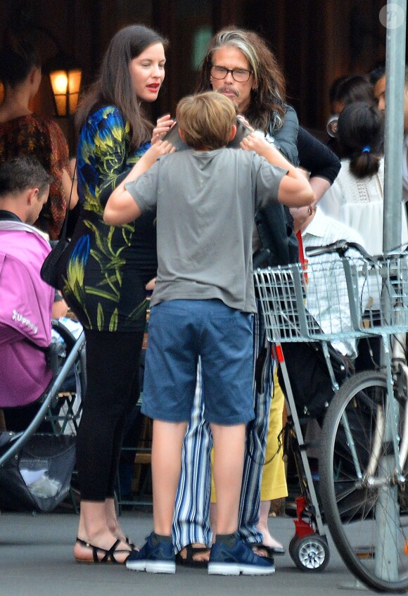 Exclusif - Liv Tyler, enceinte avec, son père Steven Tyler et ses enfants Milo Langdon et Sailor Gardner, se promènent à New York le 23 juin 2016.