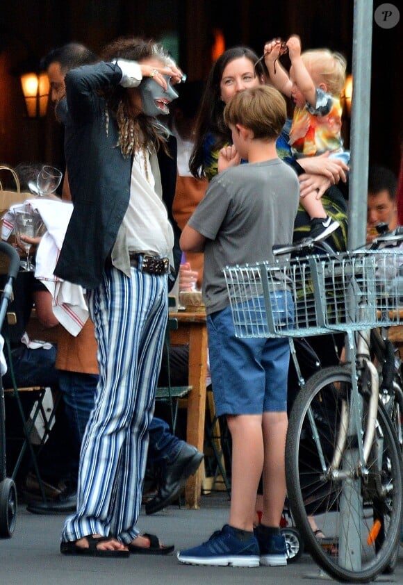 Exclusif - Liv Tyler, enceinte avec, son père Steven Tyler et ses enfants Milo Langdon et Sailor Gardner, se promènent à New York le 23 juin 2016.