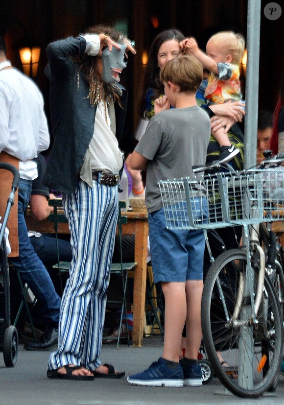 Exclusif - Liv Tyler, enceinte avec, son père Steven Tyler et ses enfants Milo Langdon et Sailor Gardner, se promènent à New York le 23 juin 2016.