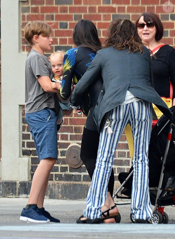 Exclusif - Liv Tyler, enceinte avec, son père Steven Tyler et ses enfants Milo Langdon et Sailor Gardner, se promènent à New York le 23 juin 2016.