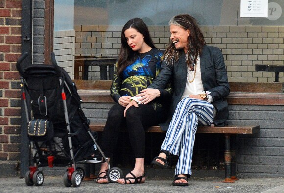 Exclusif - Liv Tyler, enceinte avec, son père Steven Tyler et ses enfants Milo Langdon et Sailor Gardner, se promènent à New York le 23 juin 2016.