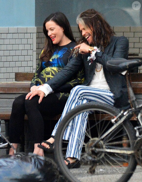 Exclusif - Liv Tyler, enceinte avec, son père Steven Tyler et ses enfants Milo Langdon et Sailor Gardner, se promènent à New York le 23 juin 2016.