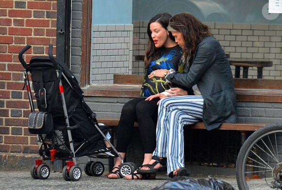 Exclusif - Liv Tyler, enceinte avec, son père Steven Tyler et ses enfants Milo Langdon et Sailor Gardner, se promènent à New York le 23 juin 2016.