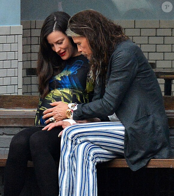 Exclusif - Liv Tyler, enceinte avec, son père Steven Tyler et ses enfants Milo Langdon et Sailor Gardner, se promènent à New York le 23 juin 2016.