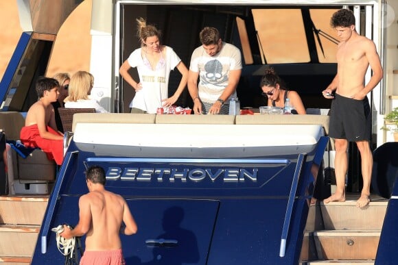 Exclusif - Rafael Nadal et sa compagne Xisca Perello se détendent en famille sur un yacht à Ibiza le 23 juin 2016.