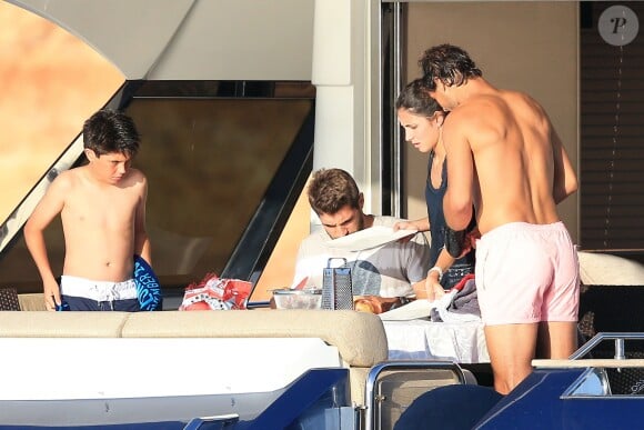 Exclusif - Rafael Nadal et sa compagne Xisca Perello se détendent en famille sur un yacht à Ibiza le 23 juin 2016.