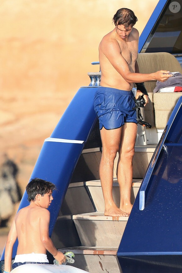 Exclusif - Rafael Nadal et sa compagne Xisca Perello se détendent en famille sur un yacht à Ibiza le 23 juin 2016.