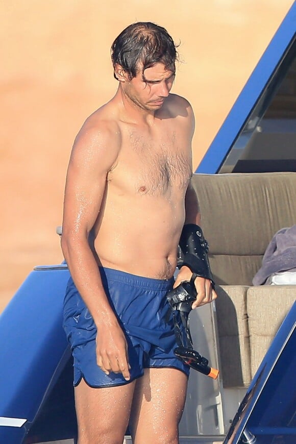Exclusif - Rafael Nadal en famille sur un yacht à Ibiza le 23 juin 2016.