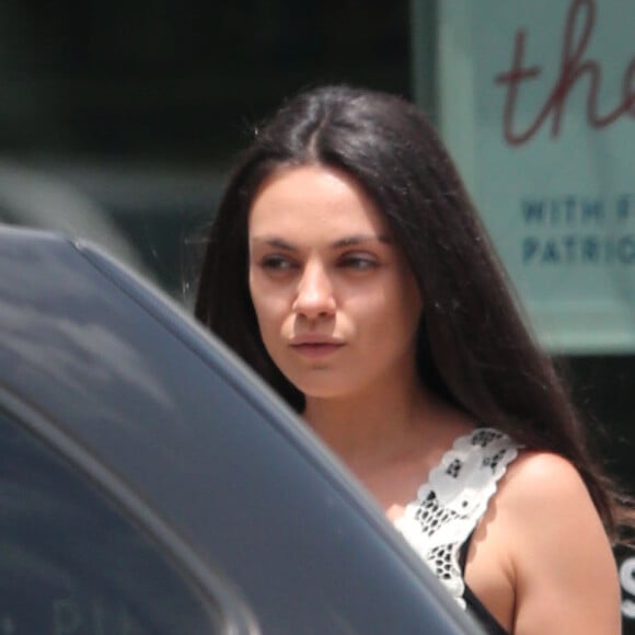 Mila Kunis enceinte est allée chez le coiffeur avec une amie à Studio City, le 28 juin 2016