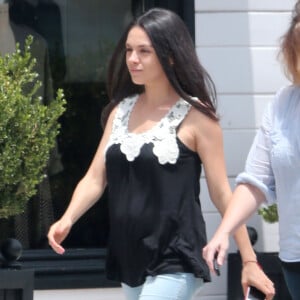 Mila Kunis enceinte est allée chez le coiffeur avec une amie à Studio City, le 28 juin 2016