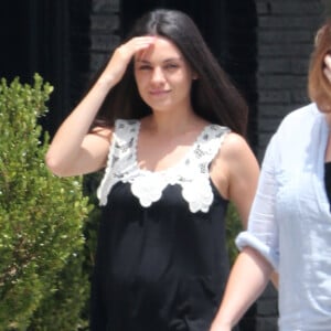 Mila Kunis enceinte est allée chez le coiffeur avec une amie à Studio City, le 28 juin 2016