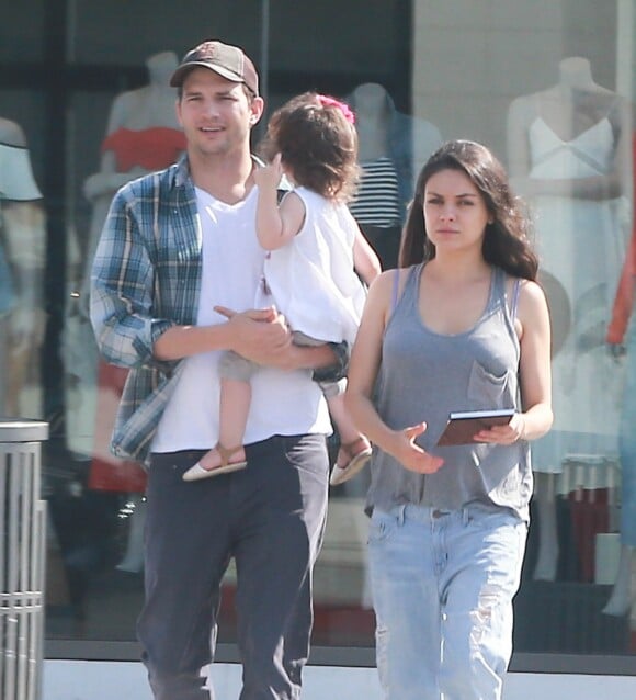 Mila Kunis enceinte et son mari Ashton Kutcher sont allés prendre le petit déjeuner avec leur fille Wyatt Kutcher à Beverly Hills, le 26 juin 2016