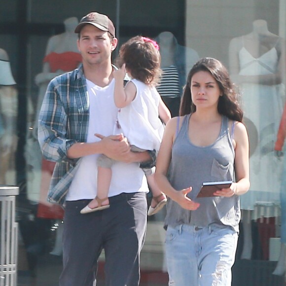 Mila Kunis enceinte et son mari Ashton Kutcher sont allés prendre le petit déjeuner avec leur fille Wyatt Kutcher à Beverly Hills, le 26 juin 2016