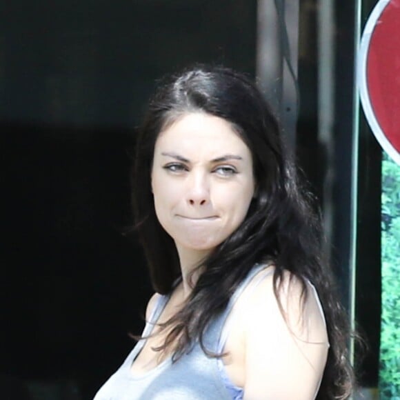 Mila Kunis enceinte et son mari Ashton Kutcher sont allés prendre le petit déjeuner avec leur fille Wyatt Kutcher à Beverly Hills, le 26 juin 2016