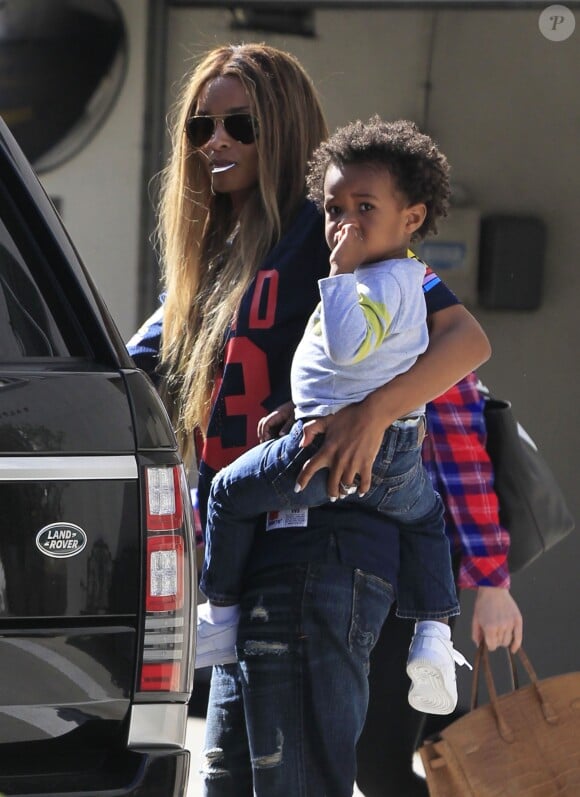 Ciara se rend dans un centre de dermatologie avec son fils Future Wilburn à Beverly Hills. Ciara vient de se fiancer avec Russell Wilson et porte une bague de fiançailles XXL à l'annulaire gauche! Le 15 mars 2016